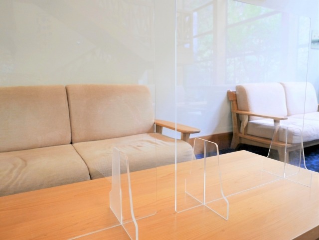 コロナ期イメージ（ついたてのある風景）