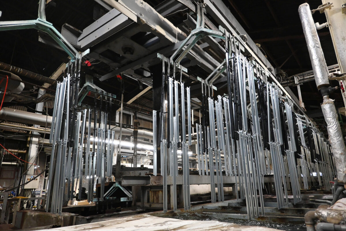 吊るしメッキ設備（ハンガーライン）